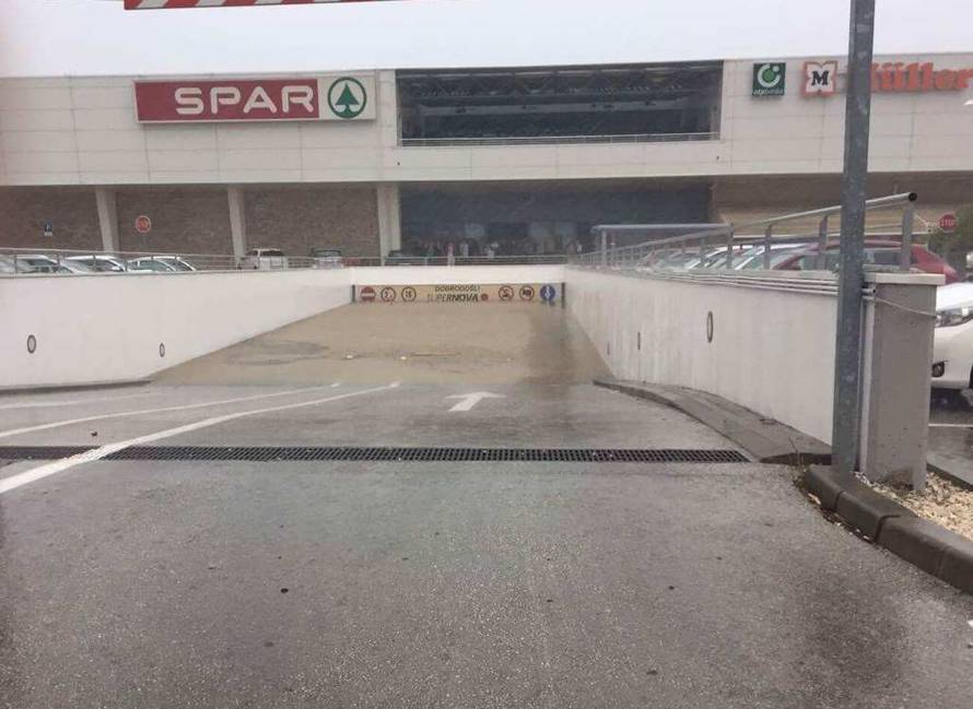 Opći potop u Zadru: Garaže su poplavljene, auti plivaju, kaos...