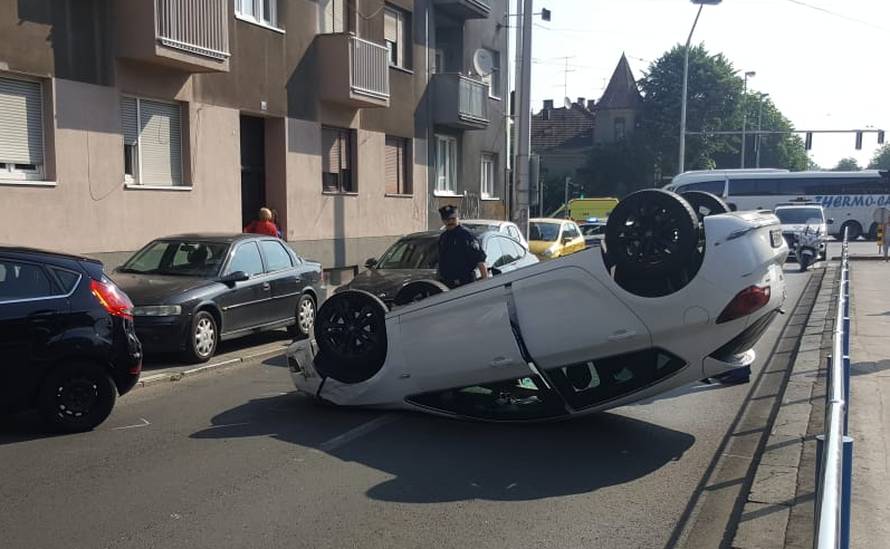 Sudarila se tri auta u Zagrebu:  Jedan od njih završio na krovu