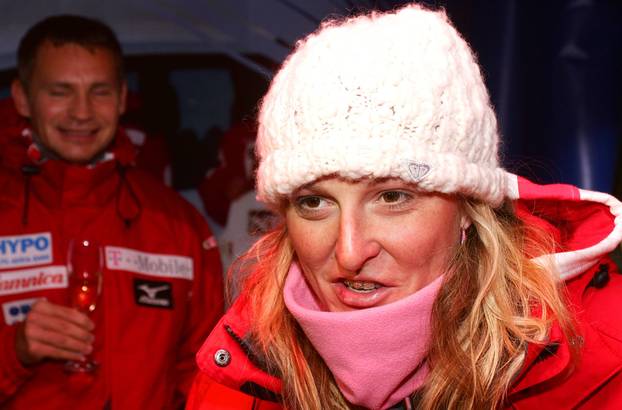 ARHIVA - U Hrvatskoj kući gleda se snimka kombinacije dok se nazdravljalo Janičinom zlatu