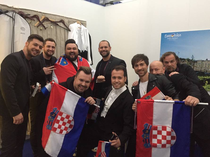 Houdek ima veći raspon vokala od  Micka Jaggera i Bona Voxa