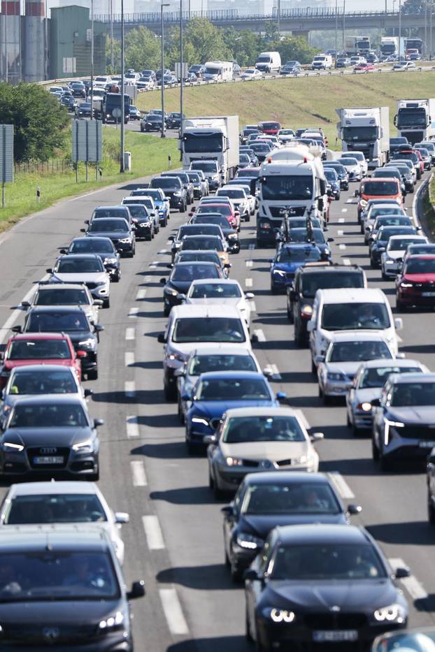 Zagreb: Gužve prema Jadranu, kolone vozila protežu se kilometrima