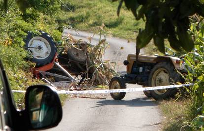 Žena pala s prikolice, a na nju traktor koji je vozio njen muž