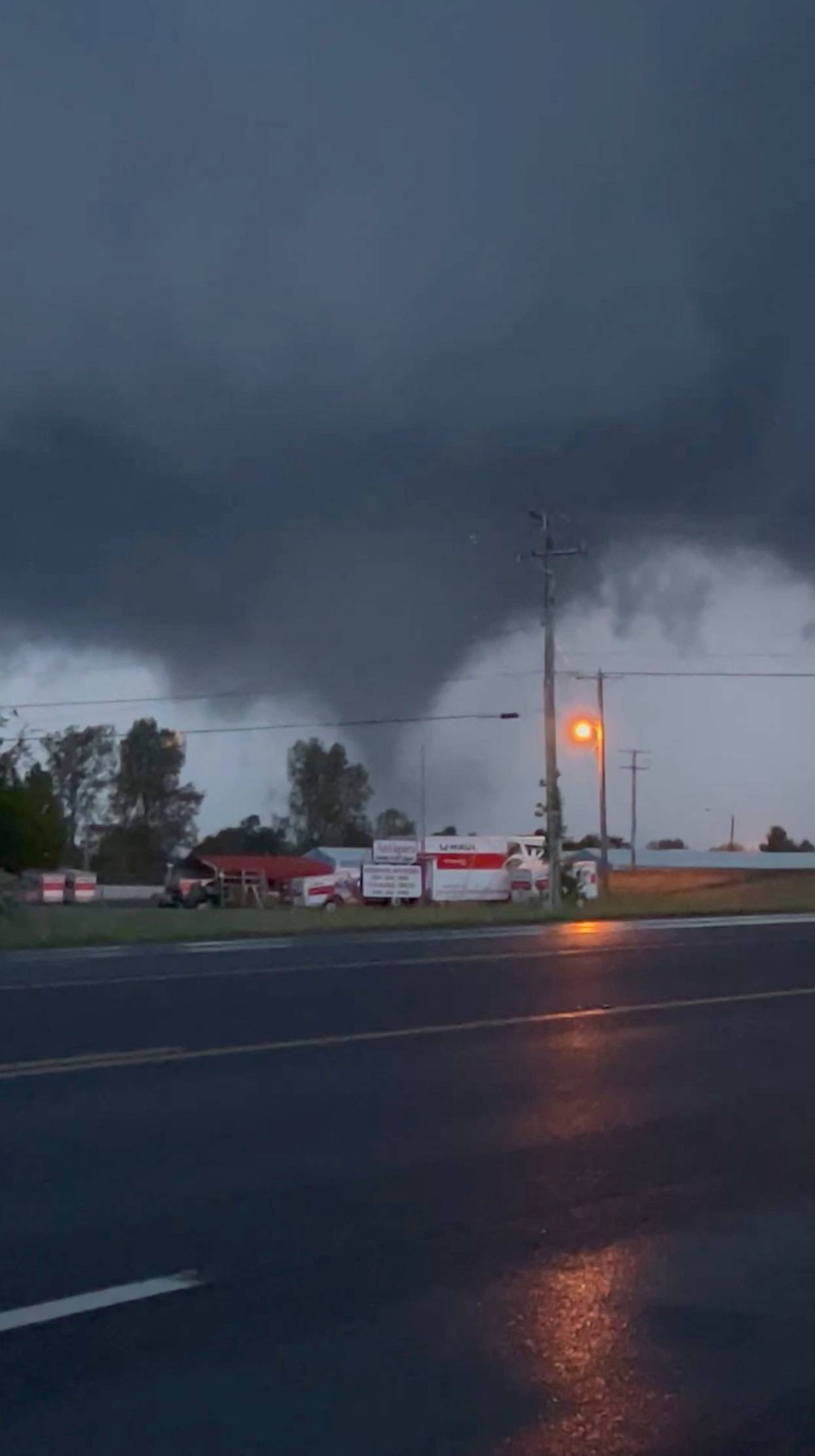 Tornado spins in Eddyville