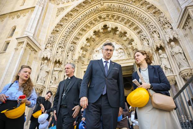 Zagreb: Premijer Plenković se sastao sa zagrebačkim nadbiskupom Draženom Kutlešom i obišao katedralu