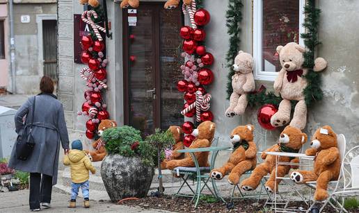 Čudesno okićena zagrebačka kućica: Medvjedići na svakom prozoru zazivaju blagdane...