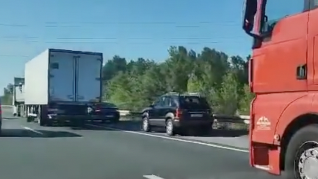 Vozači kamiona blokirali one koji voze zaustavnom trakom