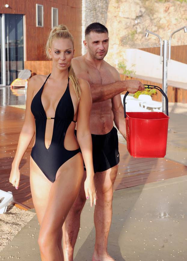 ARHIVA - 2014. Šibenik: Ava Karabati? odazvala se izazovu Ice Bucket Challenge