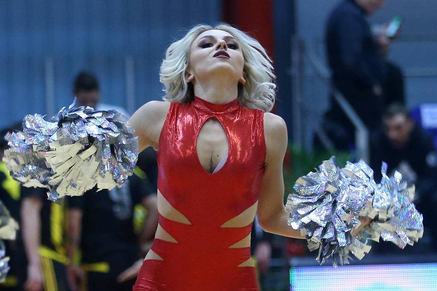 Atraktivne plesačice oduševile, zapalile i zadnju šibicu u Kutiji