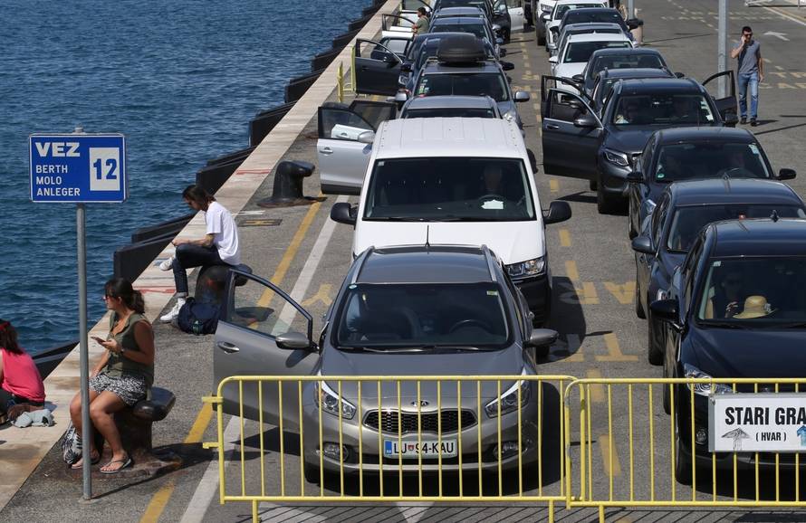 Split: Gužve u gradskoj luci počele su nalikovati na turističku sezonu