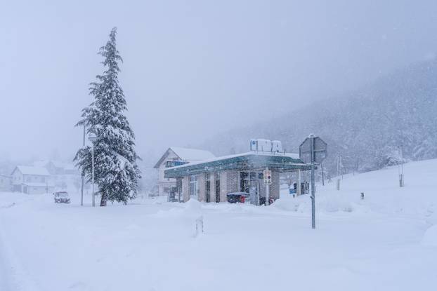 U Vrhovinama i Babinom Potoku palo je oko 50 do 80 cm snijega 