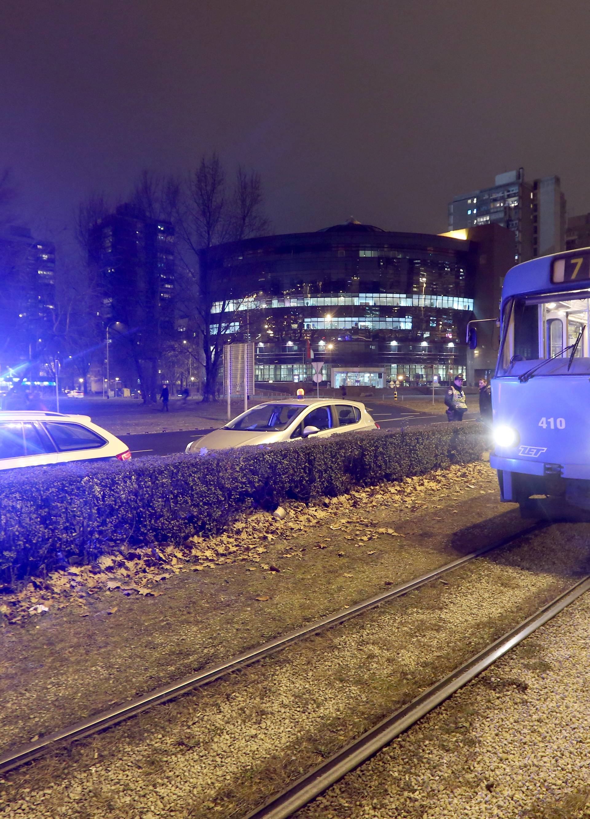 U Zagrebu tramvaj naletio na ženu dok je pretrčavala prugu