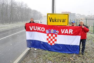 Vukovar: De&zcaron;urstvo Sto&zcaron;era za obranu hrvatskog Vukovara kod tabli na ulazu u grad