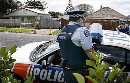 Novi Zeland: Policajac gol trčao za lopovom po cesti