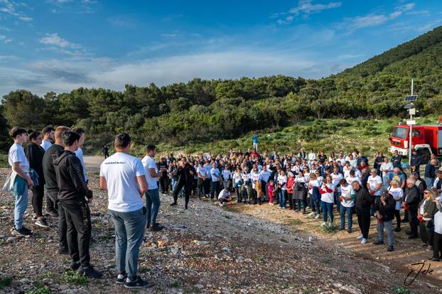 Tuga na Lastovu: Više od 200 lampiona zasvijetlilo u spomen na tragično preminulog Frana