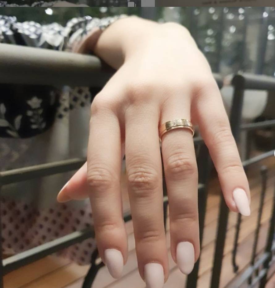 Prije dvije godine pjevala je o tome kako joj se ne udaje, a sada službeno objavila zaruke