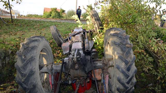 Traktor se prevrnuo i poklopio muškarca, na mjestu preminuo