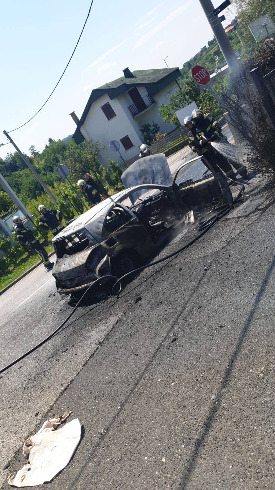 Video: Auto gorio u Šestinama, po cesti se slijevao benzin...