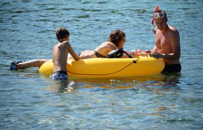 Bablje ljeto u Istri: U Puli turisti još uvijek uživaju u godišnjem