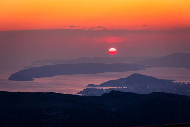 Mosor: Pogled sa Zvjezdanog Sela Mosor na zalaz sunca iznad Splita