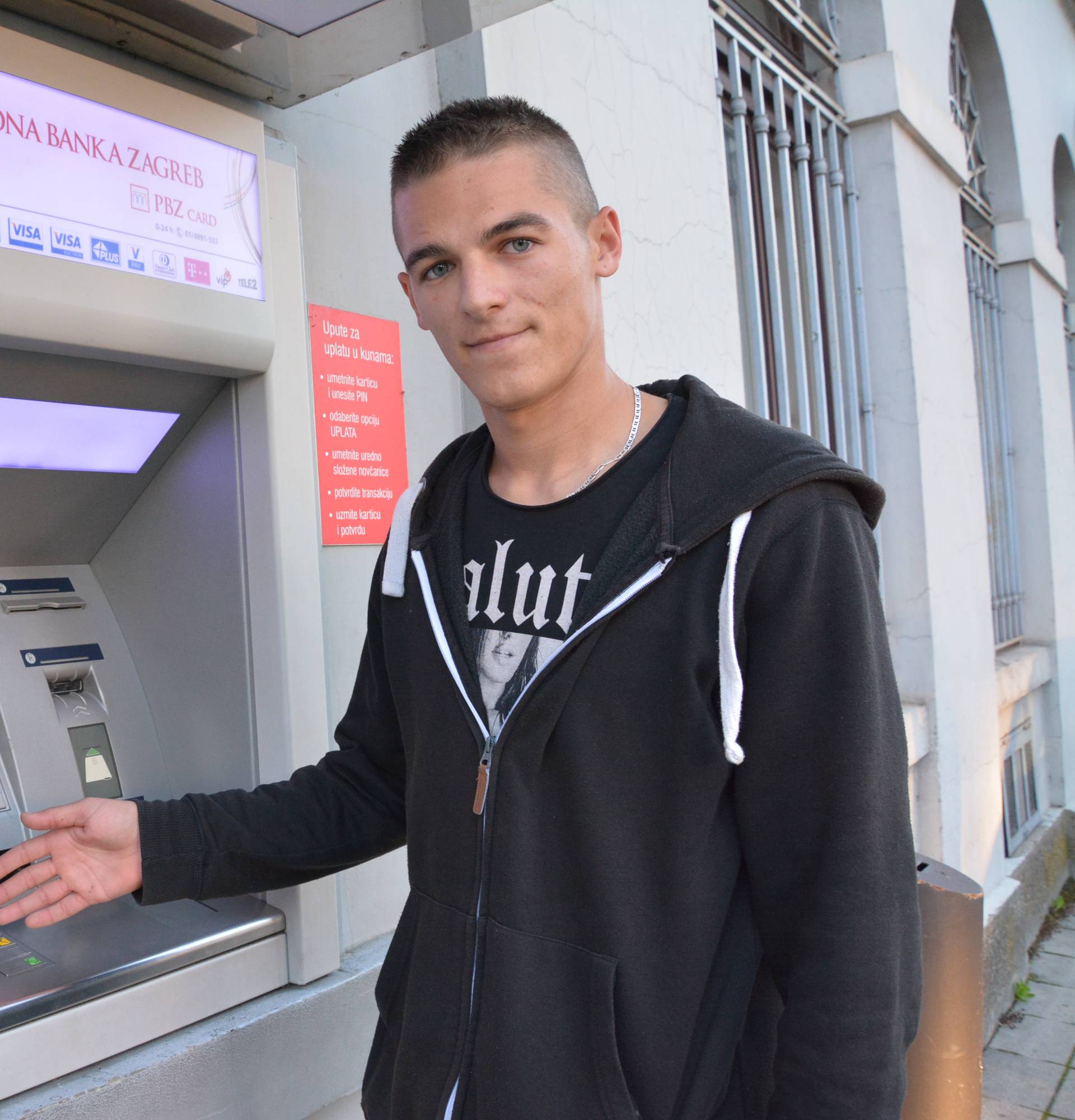 Mladić pronašao  2000 kuna na bankomatu: 'Vratio sam novac'