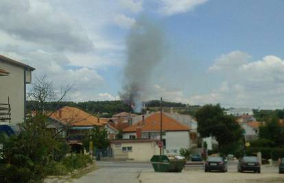 Zadar: Vatrogasci spasili kuće od vatre na Vidikovcu