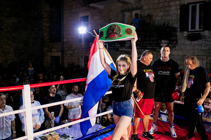 Borilački spektakl za Cikatića: Uz ring u Kaštelima 2000 ljudi