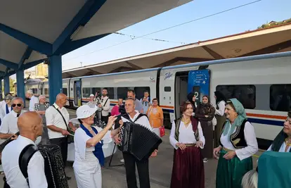 Uspostavljena željeznička veza Sarajevo - Ploče za turističku sezonu: Vlak odmah bio krcat!