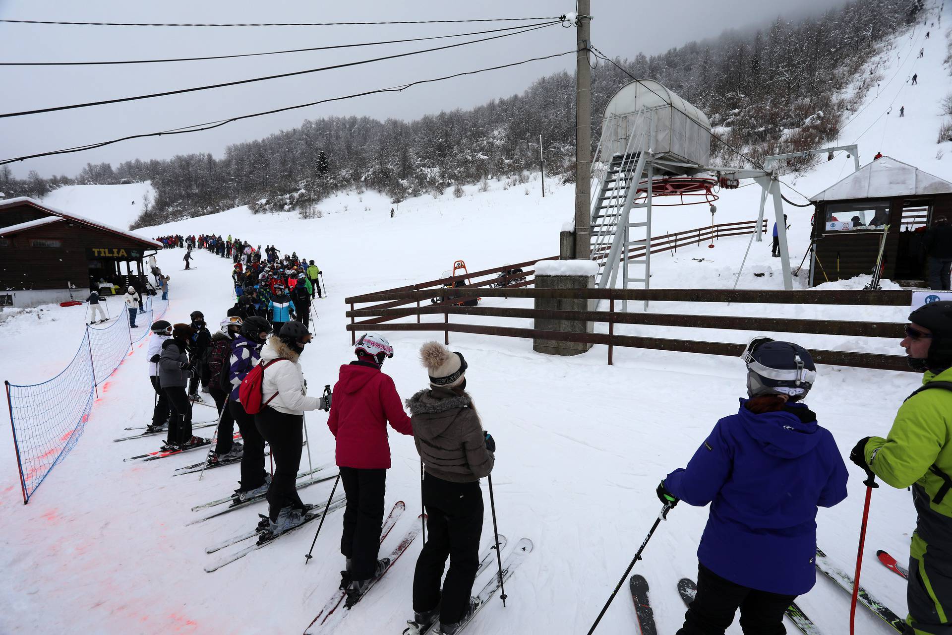 Ovoga je vikenda u malom goranskom mjestu bilo skijaša koliko ih Mrkopaljci ne pamte