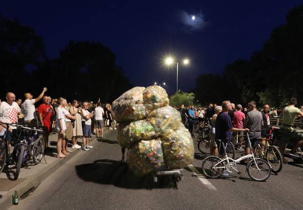 VIDEO: Dok neki slušaju koncert, drugi su skupljali boce 