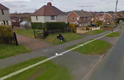 Google Street View ulovio mladi par 'u akciji' na travi