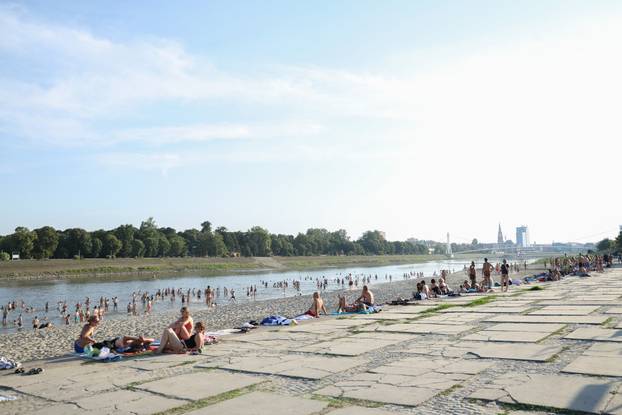 Osijek: Visoka temperatura je  izmamila mnogobrojne građane na osvježenje u Dravi