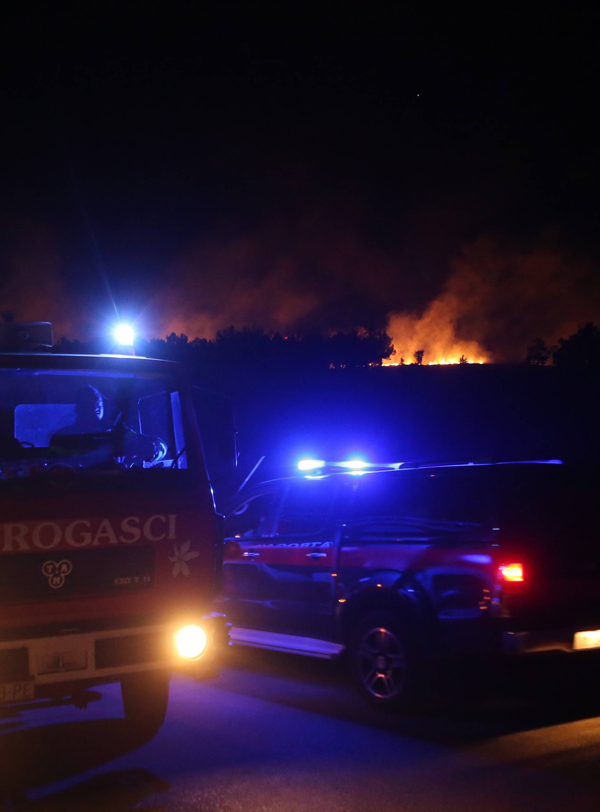 Požar se i dalje širi: S njim se bori 100-injak vatrogasaca