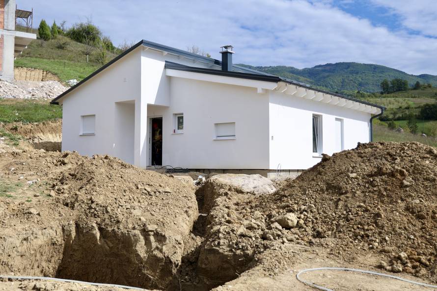 Violeta donirala dvije montažne kuće obiteljima u Jablanici i u Buturović Polju