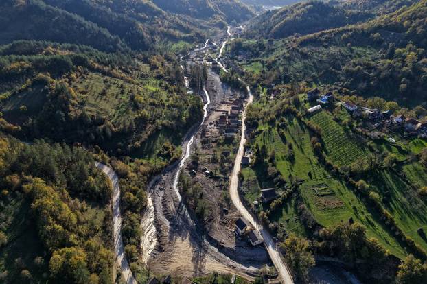 Pogled iz zraka na selo Donja Jablanica mjesec dana nakon razornih poplava i klizišta