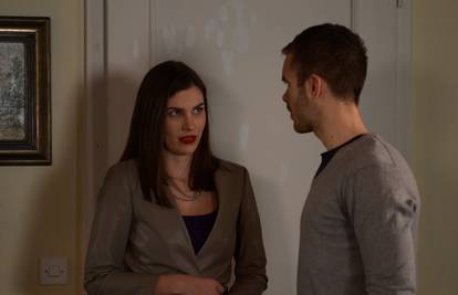 Ana odlazi na imanje pronaći dnevnik, no zatekne je Viktor
