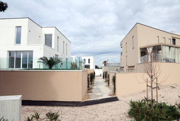 Šibenik: Novoizgrađene vile na plaži Rezalište u Brodarici