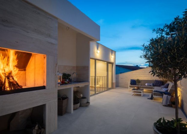 FOTO Luksuz na razini: Nova i moderna vila s infinity bazenom mami poglede u Omišu