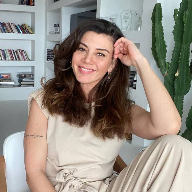 FOTO Životna sapunica turske glumice: Suprug ju uhvatio u vrućem klinču sa svekrom...