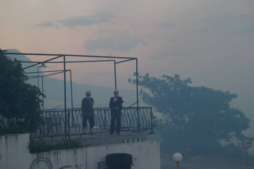 Kanader pomaže u gašenju, u Makarsku stiže i 150 vojnika