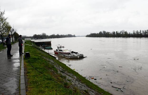 Slavonski Brod: Zbog obilnih kiša naglo raste vodostaj Save