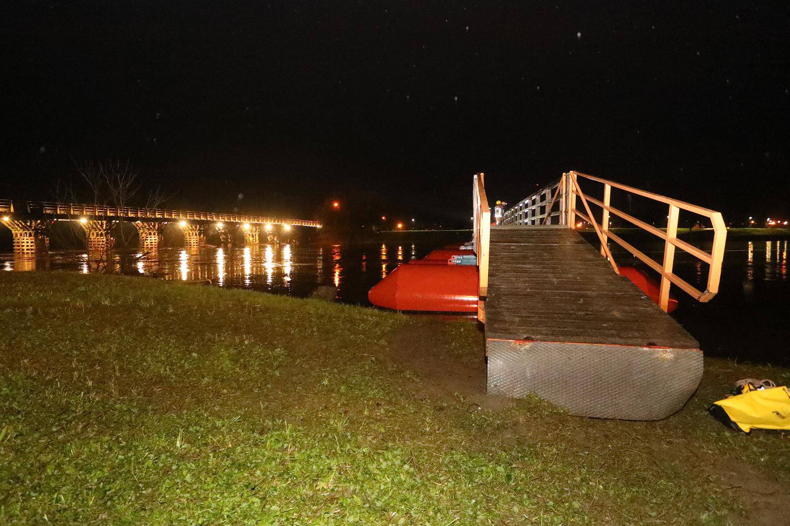 U Karlovcu se otkačio pontonski most, zarotirao se i počeo plutati prema starom drvenom mostu