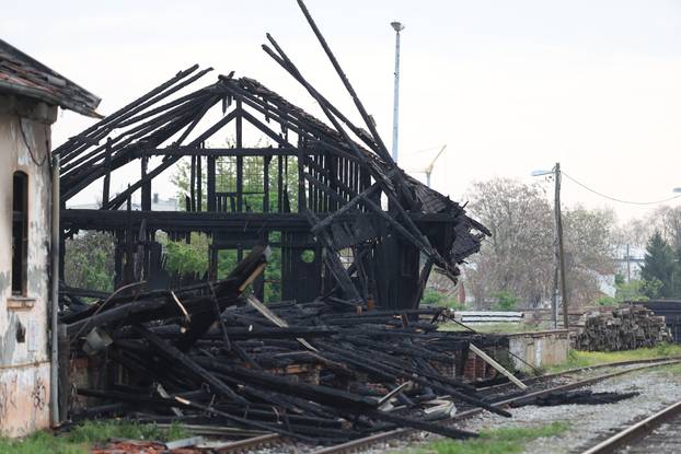 Osijek: Očevid jučerašnjeg požara na barakama uz prugu