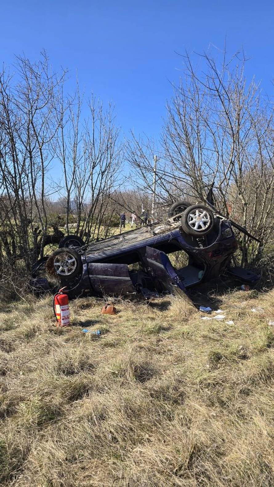 Četiri mlade djevojke su teško ozlijeđene u prometnoj nesreći u Dicmu. Auto završio na krovu