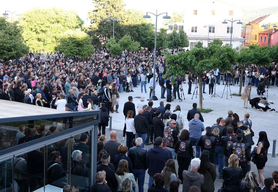Drniš: Mirno okupljanje,prosvjed i molitva za ubijenog Luku Milovca