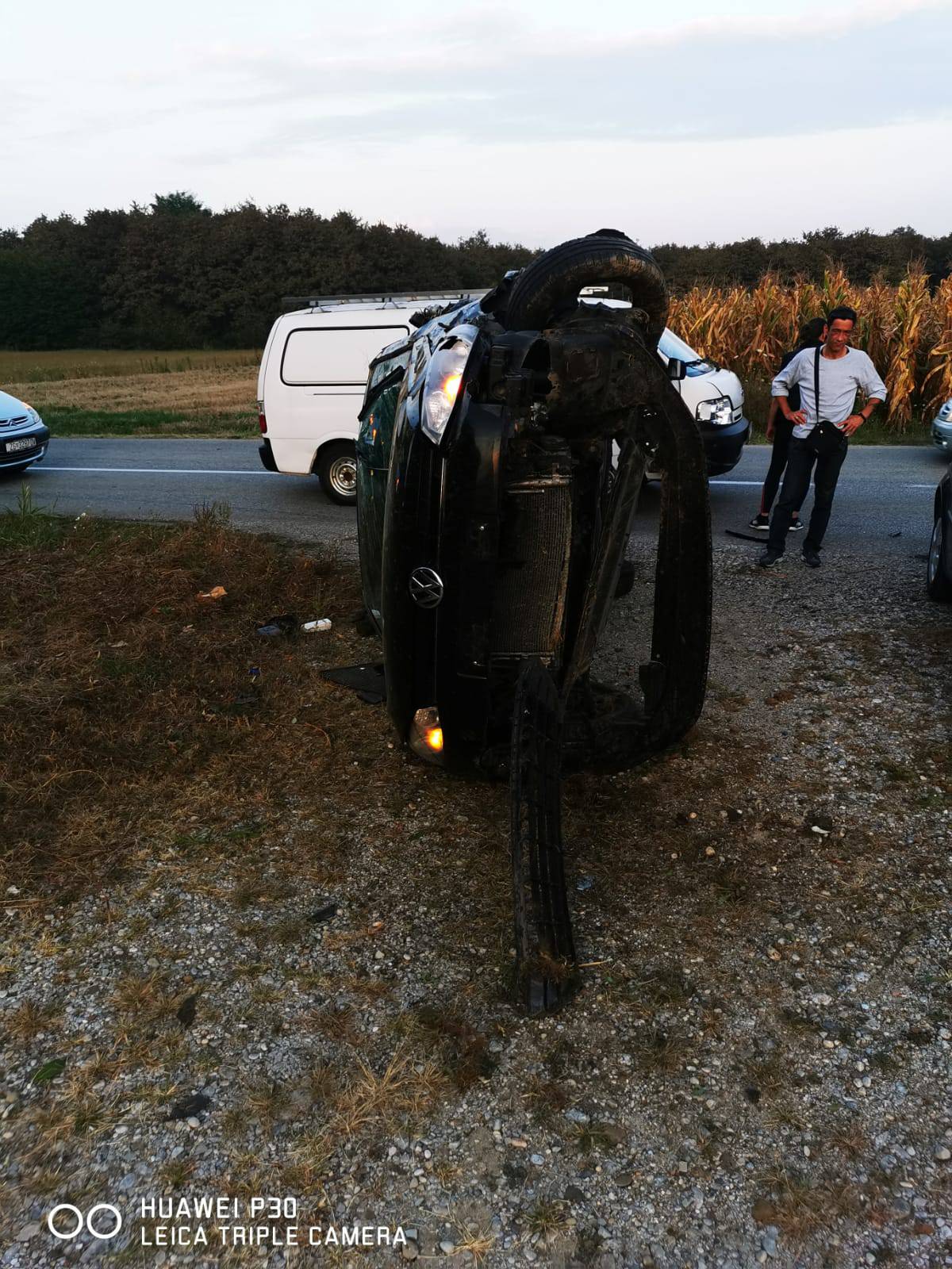 Nesreća kod Zagreba: Golf se preokrenuo na bok na cesti