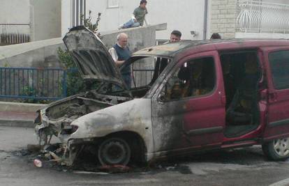 Vozač Citroena iskočio iz zapaljenog automobila