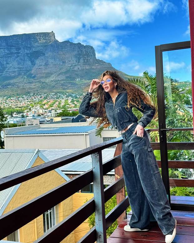 FOTO Rugali su joj se zbog bolesti, a danas je obožavaju zbog jedinstvenog izgleda