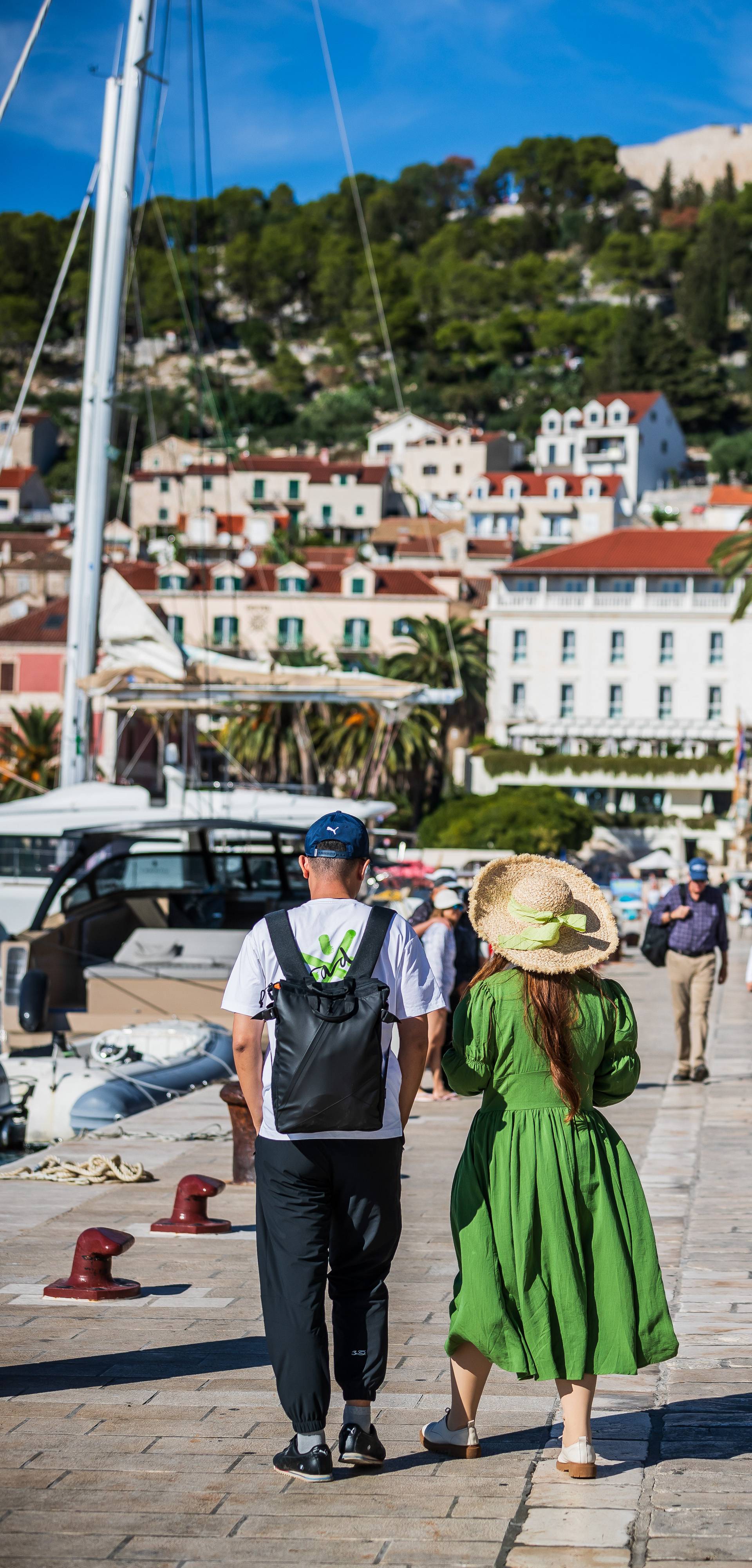 Turisti u obilasku grada Hvara uživaju u lijepom vremenu