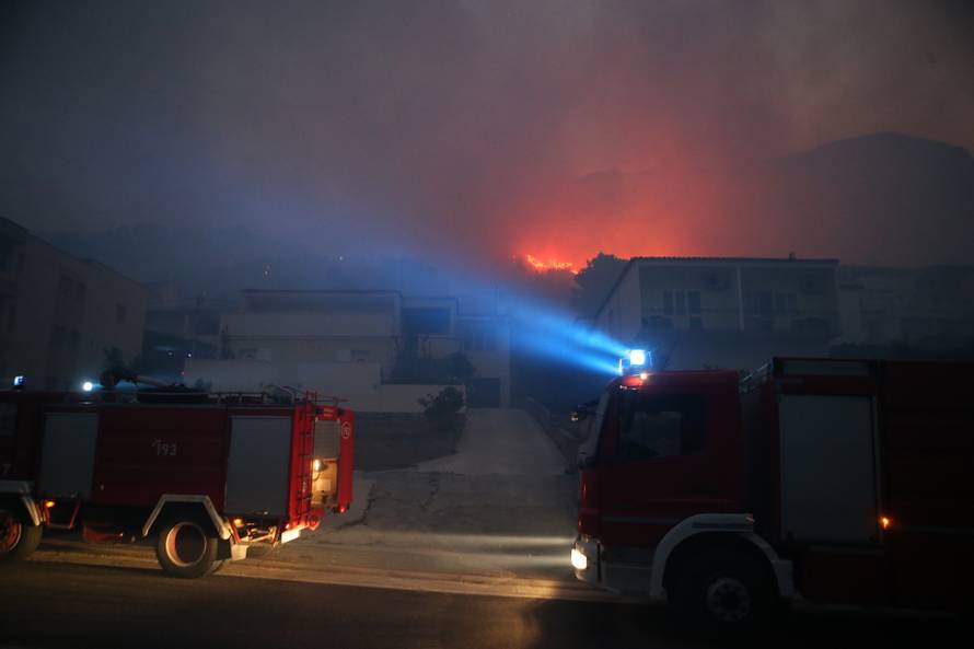 Kanader pomaže u gašenju, u Makarsku stiže i 150 vojnika