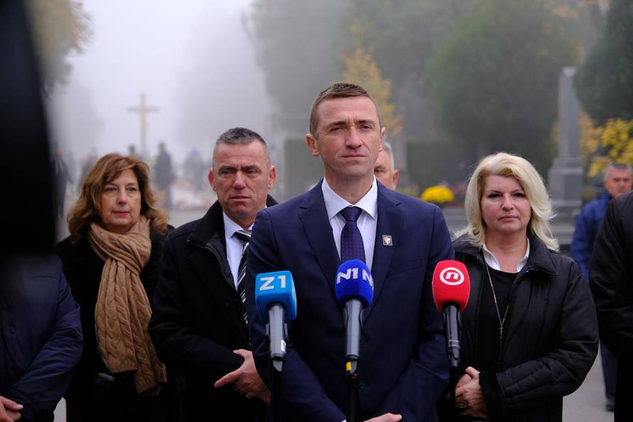 Zagreb: Penava položio vjence na grobu Franje Tuđmana